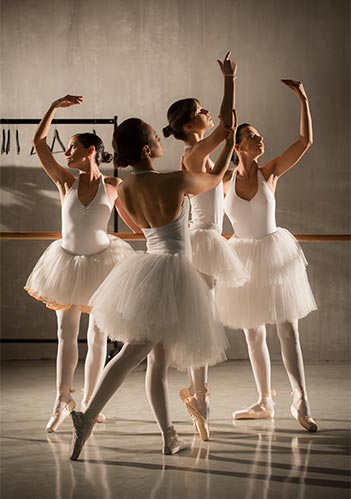Ballerina am Tag, Escort bei Nacht